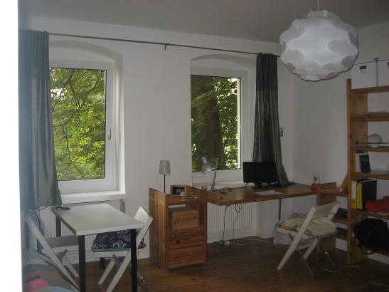 Hauptzimmer mit zwei Fenstern zum Garten