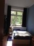 Schlafzimmer mit großem Fenster