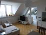 Wohnzimmer mit Durchgang zur offenen Küche