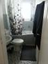 Badezimmer mit Fenster und kleiner Badewanne