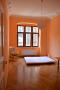 Schlafzimmer mit Parkett und Stuck