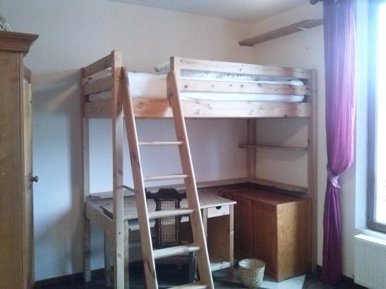 Hohebett mit Büreau, kleiner Schrank und Stuhl