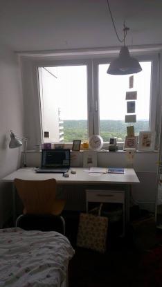 Dein neues Zimmer mit großem Fenster