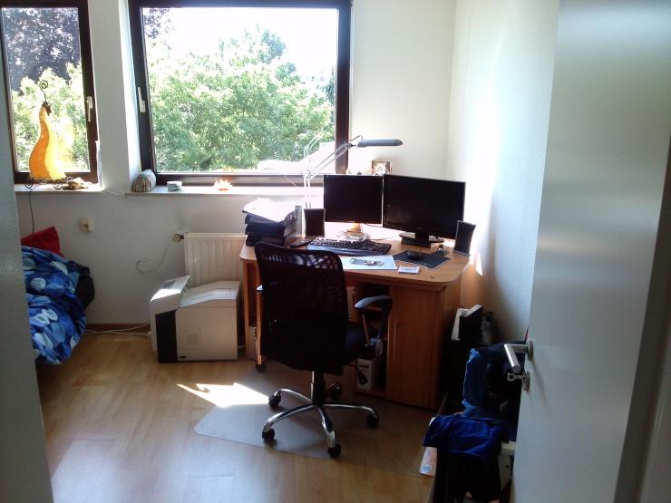 Blick ins Schlafzimmer, also auf den zweiten Schreibtisch, weitere Fotos kommen noch