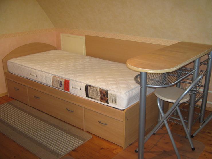 Bett mit 3 Schubladen, Lattenrost/Matratze (Stiftung Warentest: gut), auf Wunsch Bettdecken/Kopfkissen/Matratzenschoner, Bettvorleger, Esstheke mit 2 Stühlen