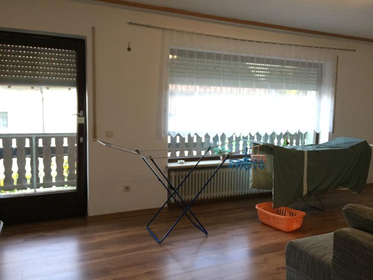 Wohnzimmer mit Balkon