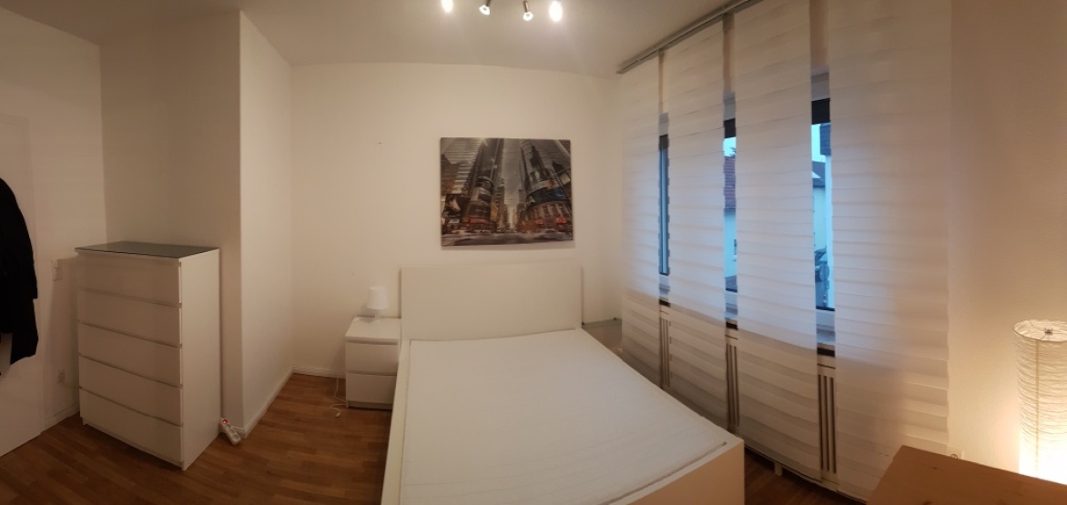 Schönes Zimmer mit grosser Schreibtisch