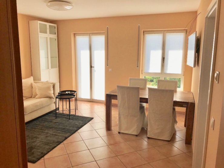 Wohnzimmer mit Balkon