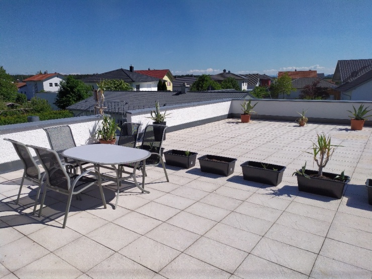 Dachterrasse mit Sitz- und Sonngelegenheiten