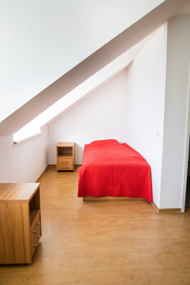 großes helles Zimmer