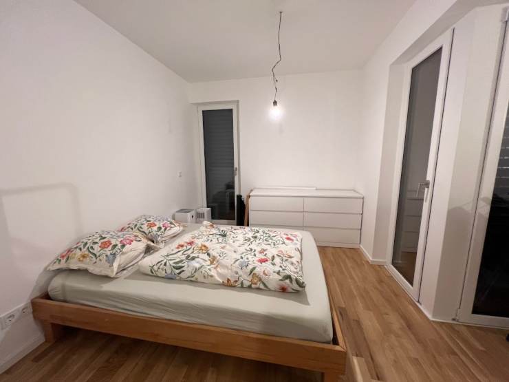 Schlafbereich mit Bett und Kommode