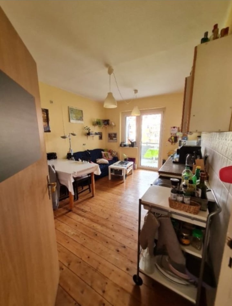 große Küche mit Sofa