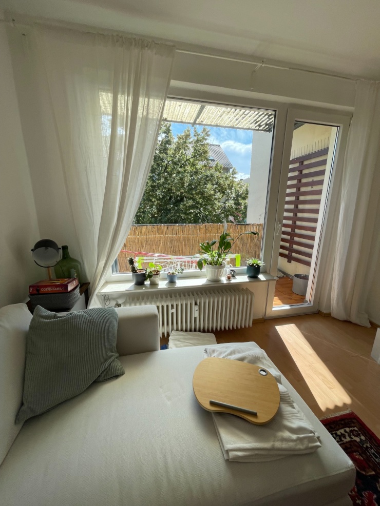 Wohnzimmer mit Blick auf den Balkon
