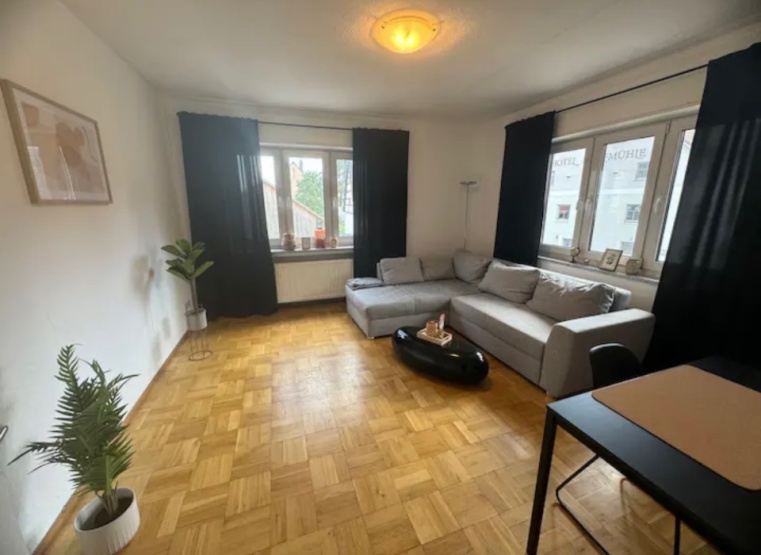 Wohn-/Arbeitszimmer