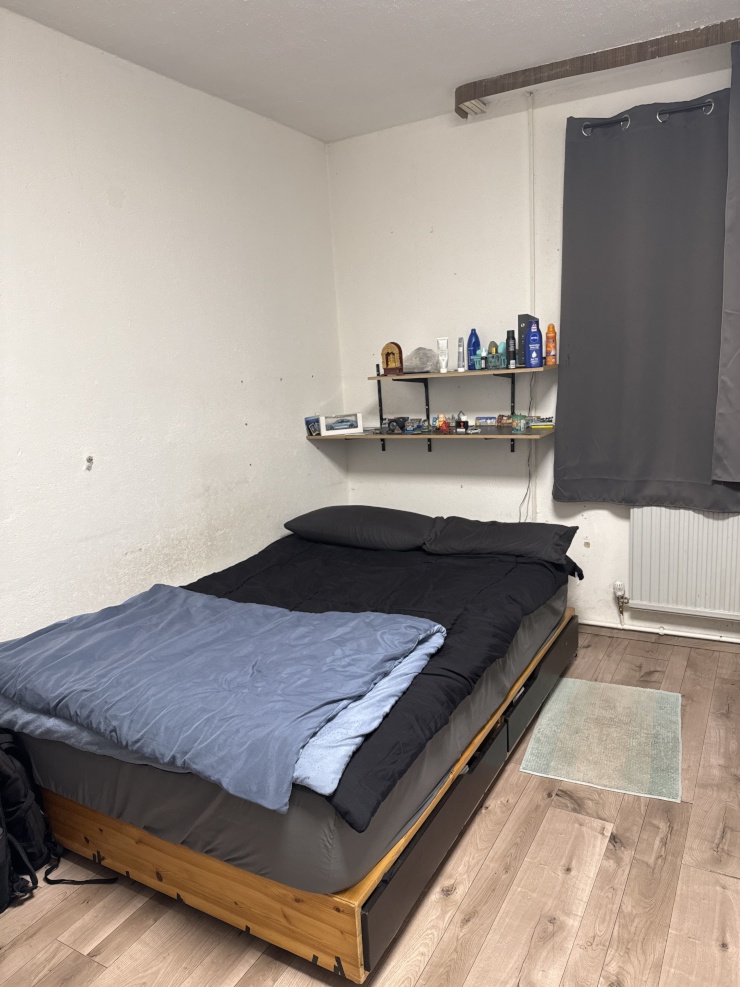 Queen size bed in Private Room