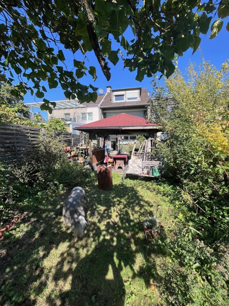 Blick aus Garten auf Laube und Haus