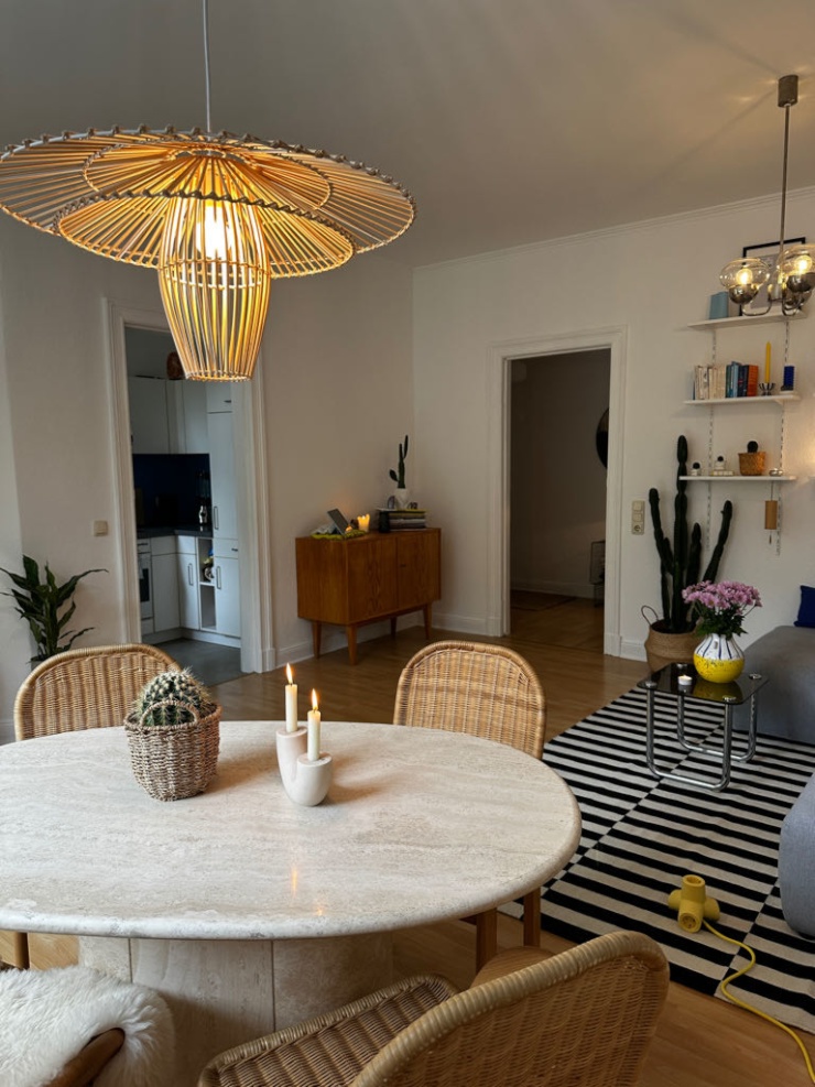 Wohnzimmer mit Blick auf Küche + Flur