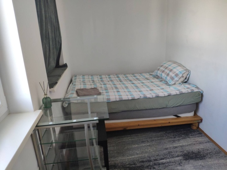 Private room with a Valet size bed: 140 cm × 190 cm (55 in × 75 in).