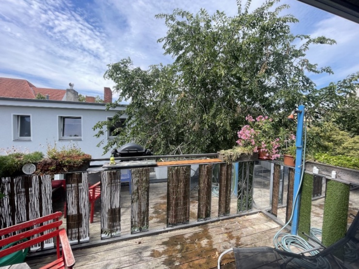 grosser Balkon mit Gasgrill