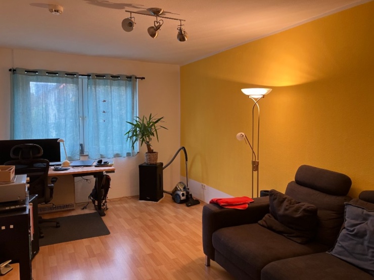 Wohnzimmer mit Schreibtisch