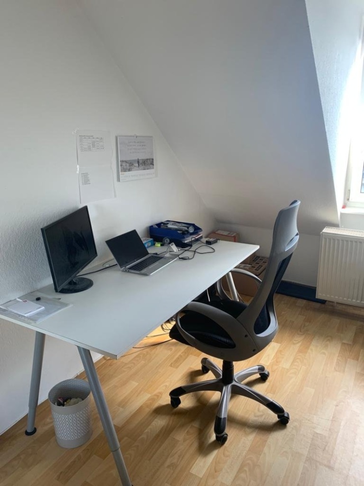 Das Zimmer möbliert