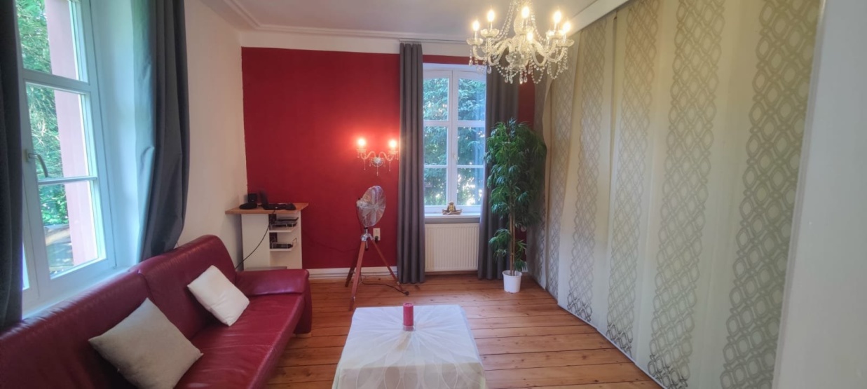 EG Wohnzimmer mit Raumteiler und elektr. Großleinwand