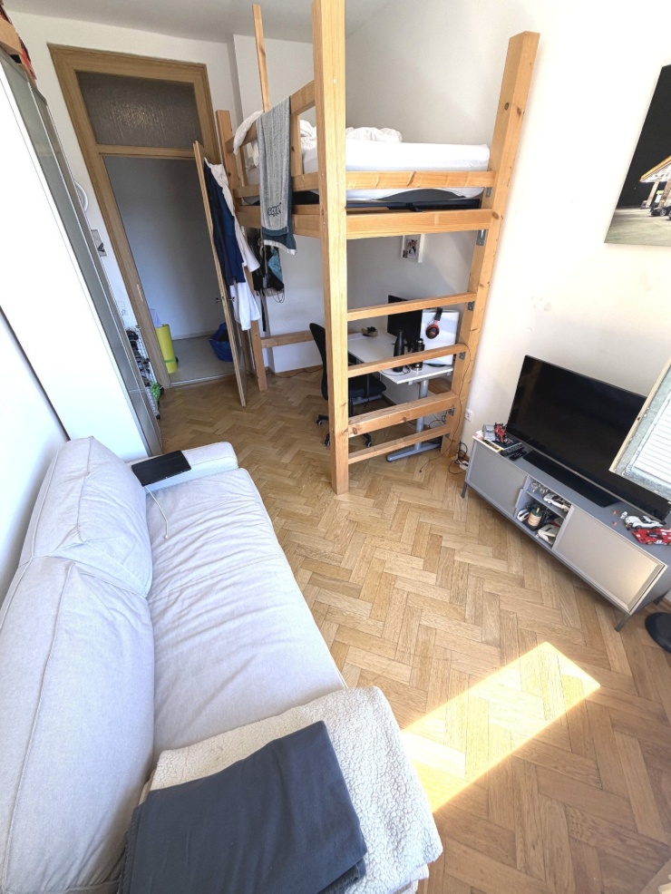 Blick zu Tür, schöner Parketboden