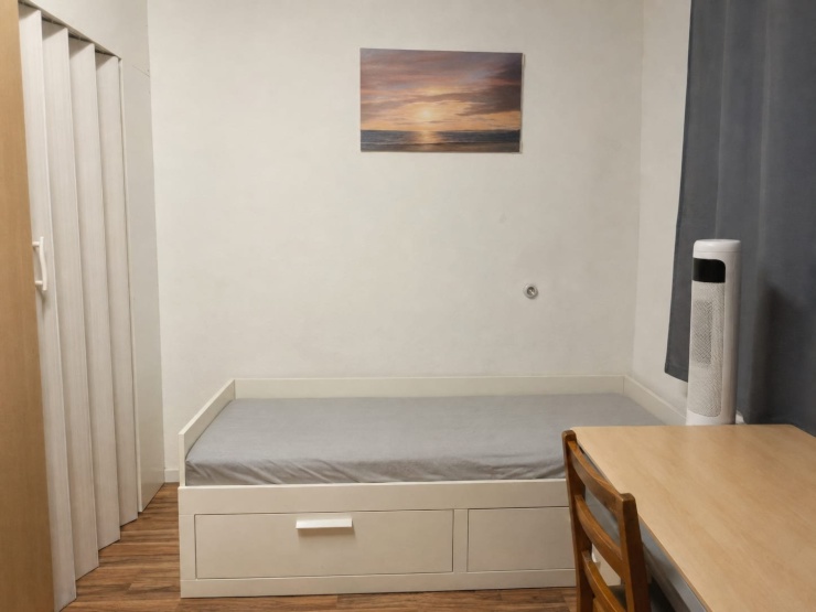 Bett und Schreibtisch