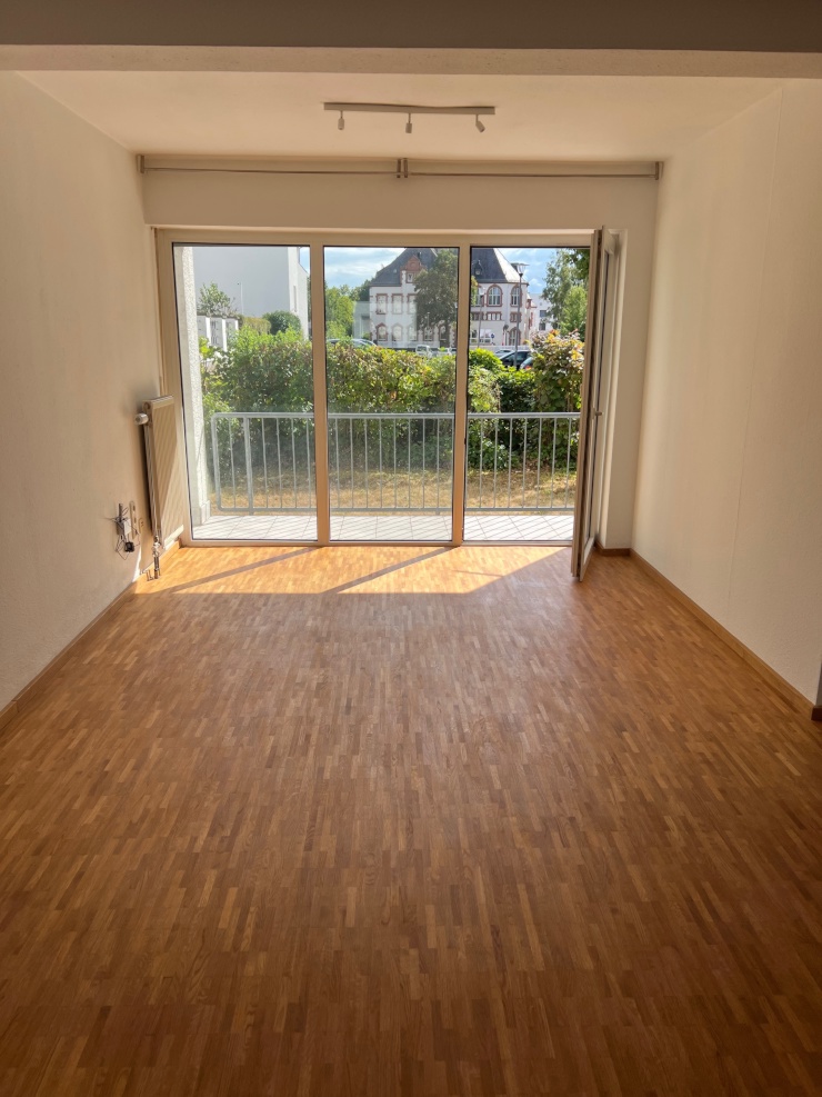 Wohnzimmer mit Blick auf Balkon