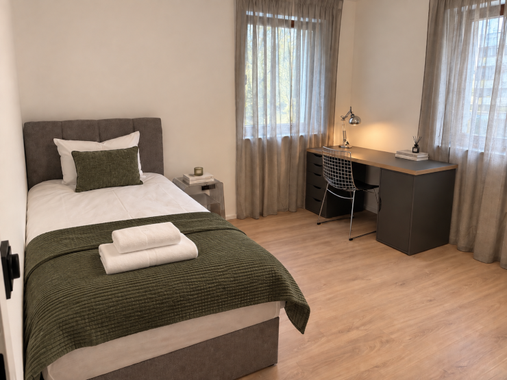 Möbliertes WG-Zimmer mit Bett & Arbeitsplatz