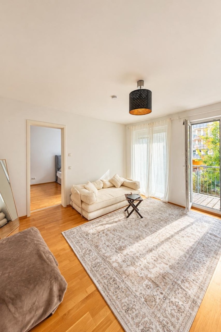 Heller Wohnbereich mit Sofa