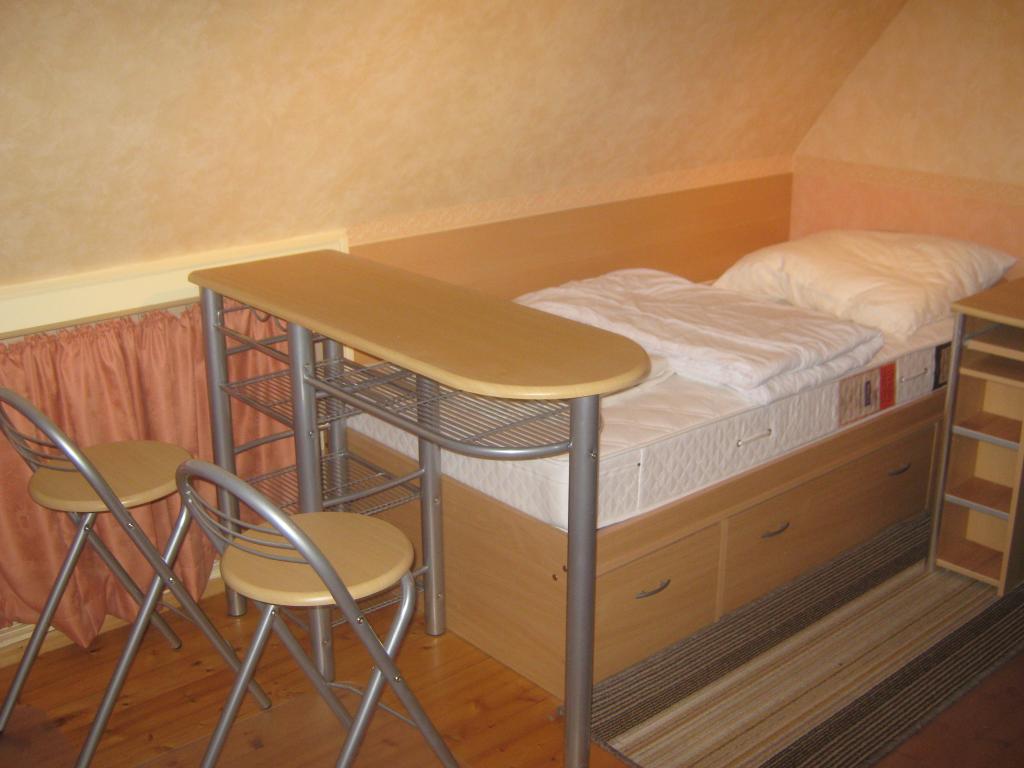 Habitación en WG Milbertshofen-Am Hart Wolfoltstr. - Esstheke mit 2 Stühlen, Bett mit 3 Schubladen, Lattenrost/Matratze (Stiftung Warentest: gut), 2 Bettdecken + 2 Matratzenschoner, 1 Kopfkissen, Bettvorleger