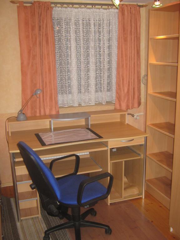 Habitación en WG Milbertshofen-Am Hart Wolfoltstr. - PC-Schreibtisch mit Schublade, Tastaturauszug, Drucker-Auszug, PC-Stellfach, Bürostuhl, Halogenlampe, Schreibunterlage, Papierkorb, Bücherregal mit 5 Böden