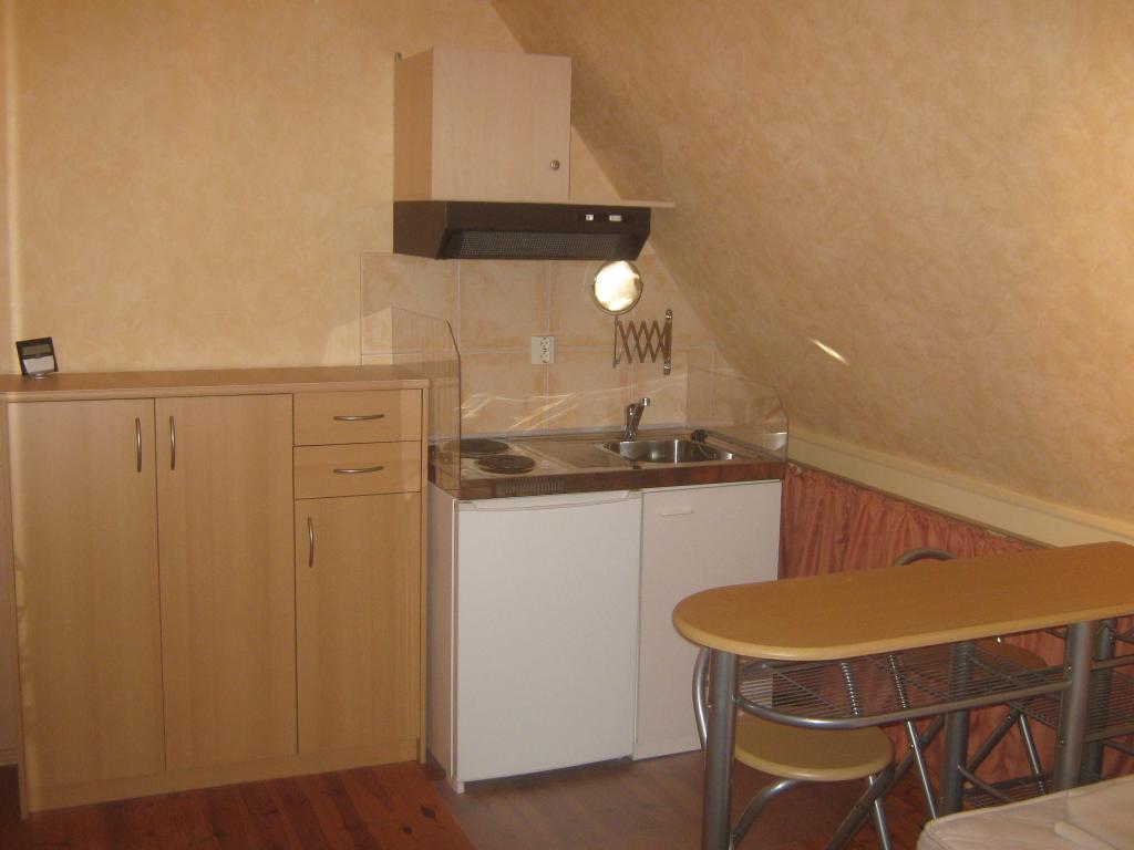 Habitación en WG Milbertshofen-Am Hart Wolfoltstr. - Kommode mit 3 Türen, Miniküche mit Herd/Kühlschrank/Spüle/Dunstabzug, Rasierspiegel, Abfalleimer, Oberschrank (mit Kaffee-/Eßgeschirr, Besteck, Trinkgläsern)