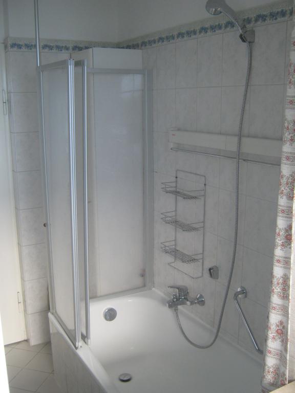 WG-Zimmer Milbertshofen-Am Hart Wolfoltstr. - Badewanne mit klappbarer Duschwand