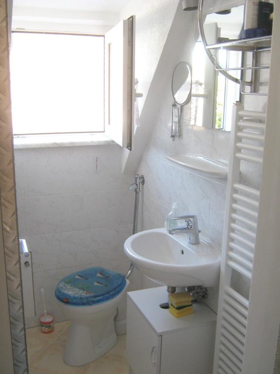 Habitación en WG Milbertshofen-Am Hart Wolfoltstr. - Bad mit Fenster, rechts neben dem Waschbecken befindet sich ein großer Handtuchwärmer
