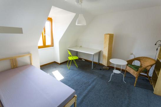 Anzeigenbild: Freundliche helle 2,5 Zimmer DG Wohnung, möbliert