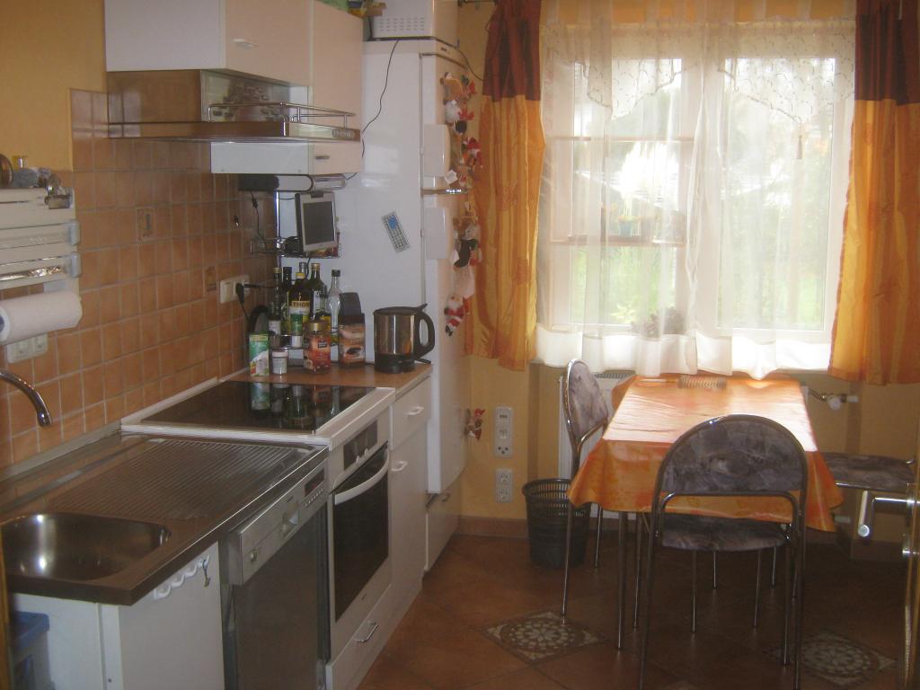 Flatshare Milbertshofen-Am Hart Wolfoltstr. - Küche mit Spüle, Geschirrspüler, Induktionsherd, Backofen, Kühlschrank