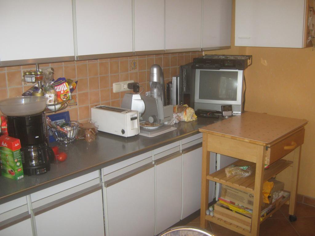 Flatshare Milbertshofen-Am Hart Wolfoltstr. - Küche mit Toaster, Brotschneidemaschine, Fernsehr, usw.