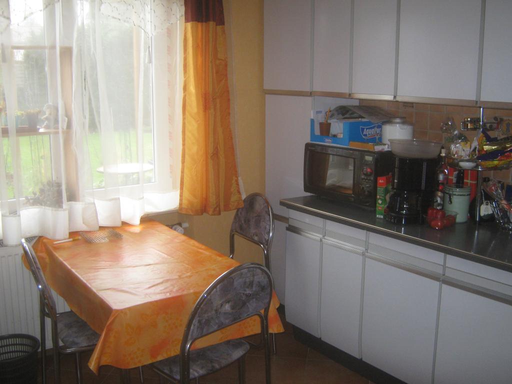 Flatshare Milbertshofen-Am Hart Wolfoltstr. - Küche mit ausziehbarem Esstisch, Kaffeemaschine, Mikrowelle usw.