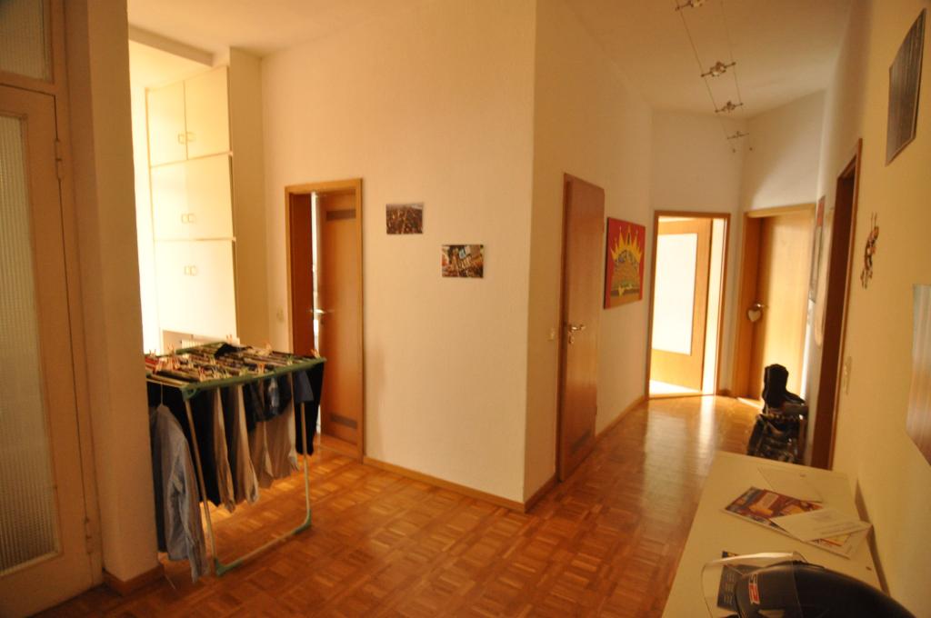 Habitación en WG Wiehre Scheffelstr. - Flur - Links gehts zum Balkon ("Loggia"), rechts zur Küche.