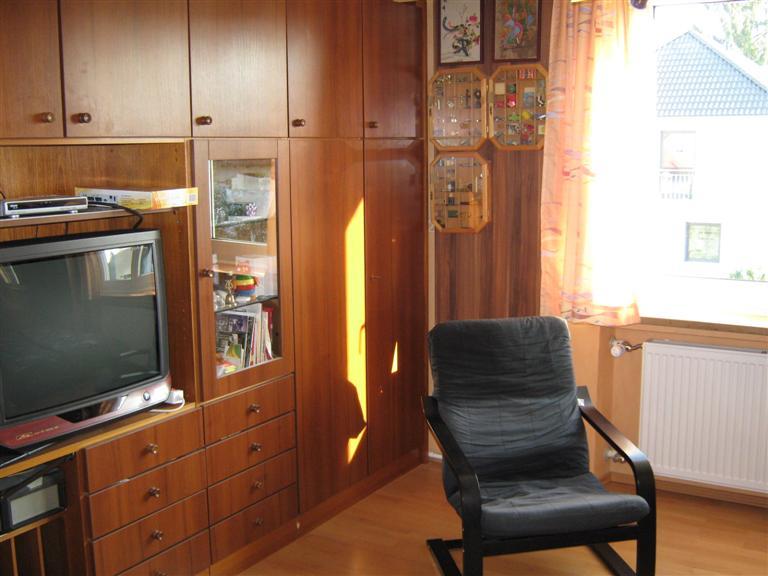 Flatshare Milbertshofen-Am Hart Wolfoltstr. - Bequemer Schwingsessel, Fenster zur sonnigen Südseite mit Blick auf den Garten
