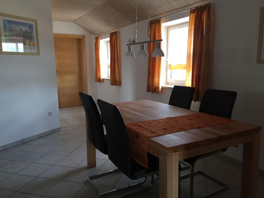 Habitación en WG Gottfrieding Gottfriedingerschwaige - Essbereich