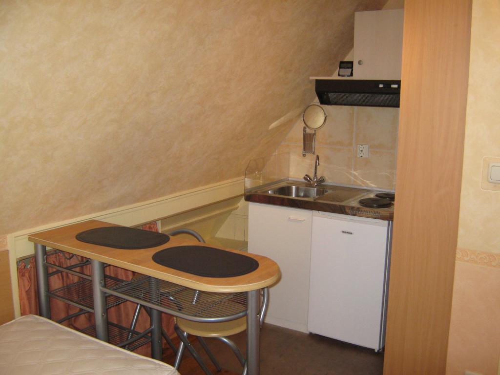 Flatshare Milbertshofen-Am Hart Wolfoltstr. - Miniküche mit Herd/Kühlschrank/Spüle/Dunstabzug, Rasierspiegel, Oberschrank (mit Kaffee-/Eßgeschirr, Besteck, Trinkgläser), Bücherregal (Aktenordner-Tiefe) 