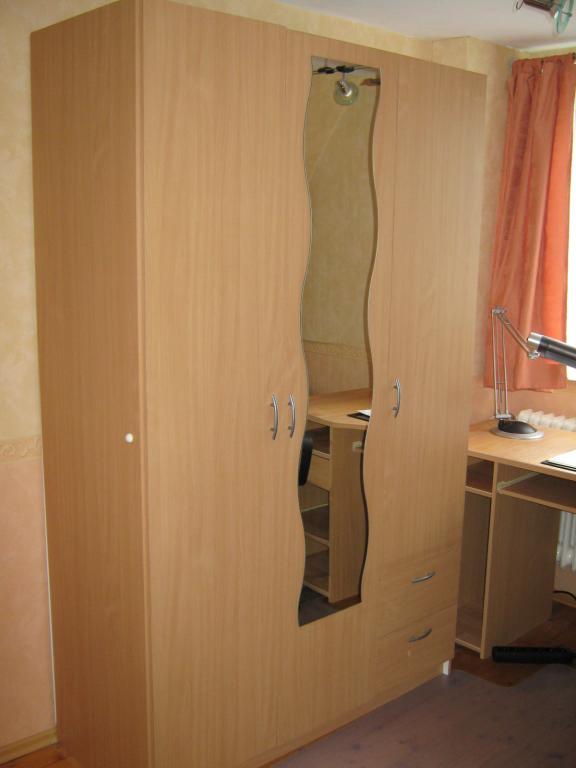 Flatshare Milbertshofen-Am Hart Wolfoltstr. - Kleiderschrank mit Spiegel, Kleiderstange, 5 Einlegeböden und 2 Schubladen