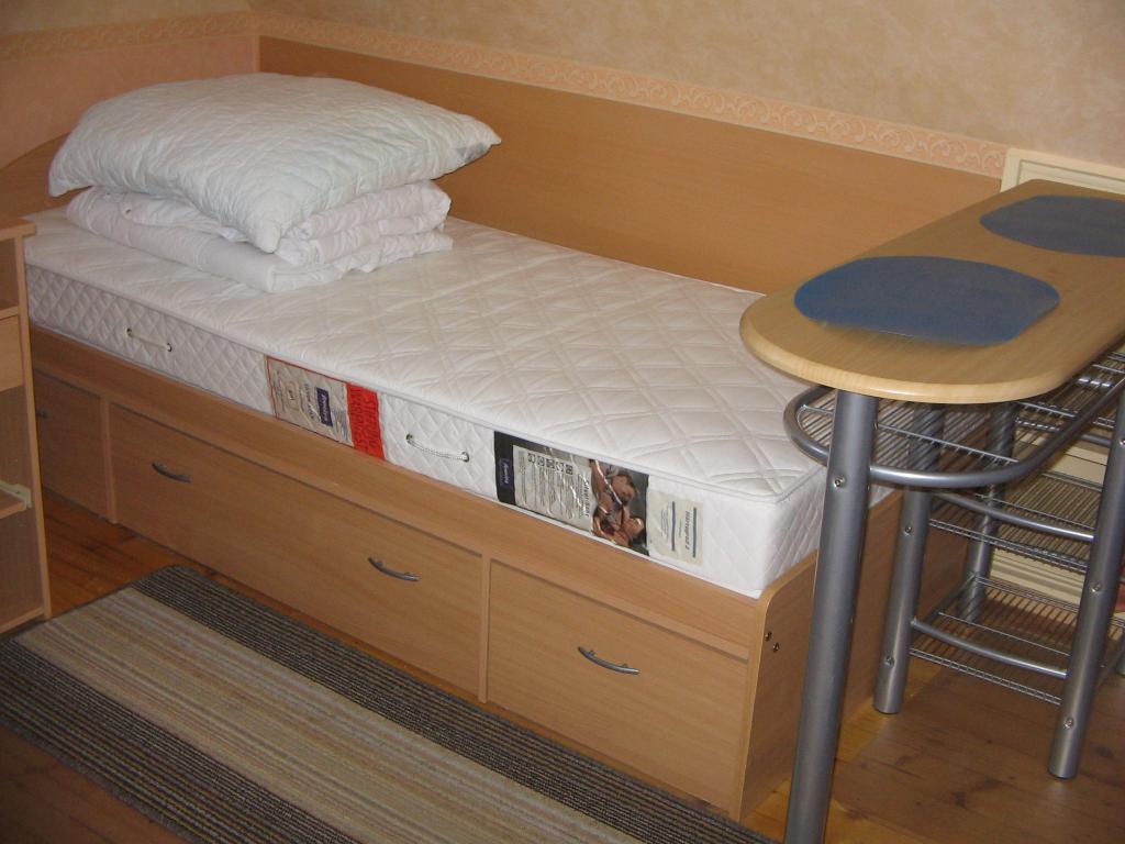 Flatshare Milbertshofen-Am Hart Wolfoltstr. -  Bett mit 3 Schubladen, Lattenrost/Matratze (Stiftung Warentest: gut), 2 Bettdecken + 2 Matratzenschoner, 1 Kopfkissen, Bettvorleger, Esstheke mit 2 Stühlen