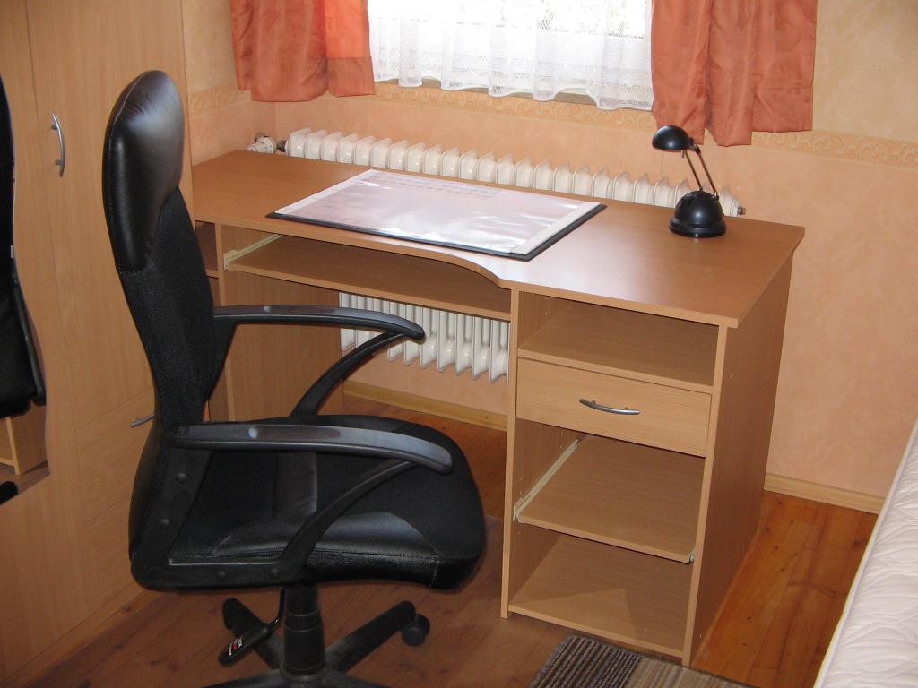 Flatshare Milbertshofen-Am Hart Wolfoltstr. - PC-Schreibtisch mit Schublade, Tastaturauszug, Drucker-Auszug, PC-Stellfach, Bürostuhl, Halogenlampe, Schreibunterlage, Papierkorb