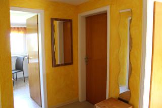 Anzeigenbild: Zwei Zimmer Wohnung mit Bad und Küche (möbliert)