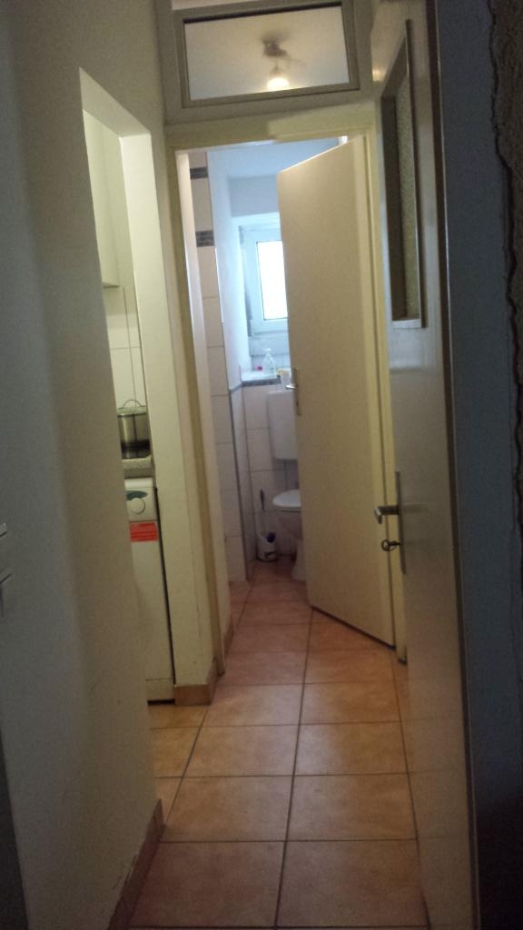 Habitación en WG Durlach Amalienbadstr. 17 - Zugang zu Kü. links u Bad gerade aus