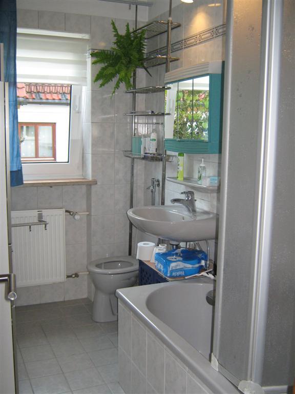 Flatshare Milbertshofen-Am Hart Wolfoltstr. - Bad mit Fenster, Badewanne/Dusche (mit Duschwand)